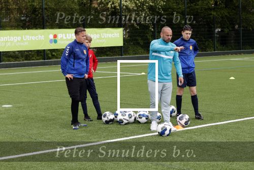 Utrecht 16 mei 2021
Eerste dag van de Sneijder Acadamy . De voetbalschool wordt geleid door Wesley Sneijder Rodney Sneijder  Tarik Divarci en Reduan Diba . Ze trainen op de velden van DHSC. Ook de zoon van Wesley Jessey traint mee.