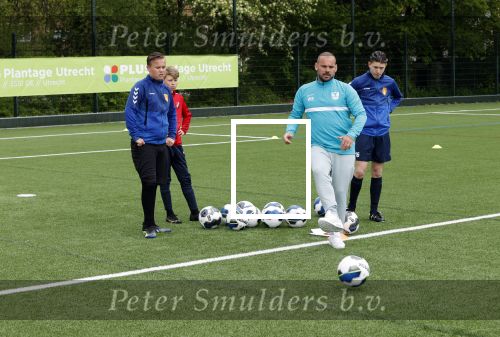 Utrecht 16 mei 2021
Eerste dag van de Sneijder Acadamy . De voetbalschool wordt geleid door Wesley Sneijder Rodney Sneijder  Tarik Divarci en Reduan Diba . Ze trainen op de velden van DHSC. Ook de zoon van Wesley Jessey traint mee.