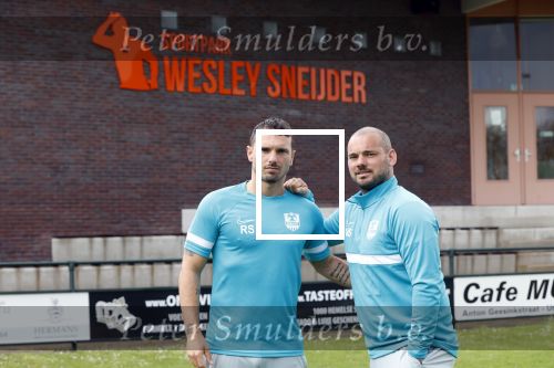 Utrecht 16 mei 2021
Eerste dag van de Sneijder Acadamy . De voetbalschool wordt geleid door Wesley Sneijder Rodney Sneijder  Tarik Divarci en Reduan Diba . Ze trainen op de velden van DHSC. Ook de zoon van Wesley Jessey traint mee.