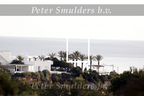 Ibiza 23 april 2021
Wesley Sneijder heeft in Jesus een huis te koop staan. Hij heeft er ook nog een prachtige villa samen met Yolanthe Cabau. Restaurant Xaxa staat te koop.