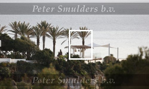 Ibiza 23 april 2021
Wesley Sneijder heeft in Jesus een huis te koop staan. Hij heeft er ook nog een prachtige villa samen met Yolanthe Cabau. Restaurant Xaxa staat te koop.
