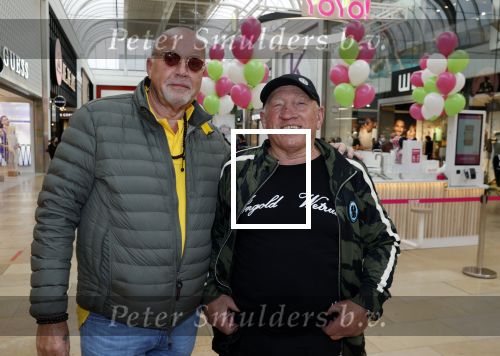Amstelveen 27 mei 2021
Opening Yoyo tea bar van Rachel Hazes in winkelcentrum Amstelveen.
Andre Hazes zijn vriendinSarah v Soelen en haar ouders zijn ook aanwezig. Wilem v Boxtel en Joop Kruis