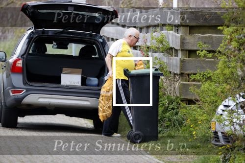 Bergen 19 april 2021
Youp v t Hek en zijn vrouw Debbie Petter wonen een groot gedeelte van het jaar in hun huis in Bergen