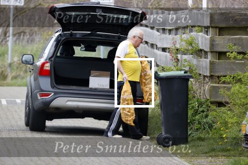 Bergen 19 april 2021
Youp v t Hek en zijn vrouw Debbie Petter wonen een groot gedeelte van het jaar in hun huis in Bergen