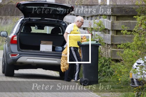 Bergen 19 april 2021
Youp v t Hek en zijn vrouw Debbie Petter wonen een groot gedeelte van het jaar in hun huis in Bergen