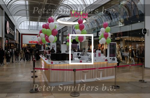 Amstelveen 27 mei 2021
Opening Yoyo tea bar van Rachel Hazes in winkelcentrum Amstelveen.
Andre Hazes zijn vriendinSarah v Soelen en haar ouders zijn ook aanwezig.