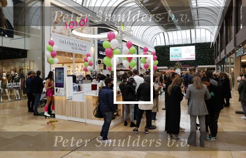 Amstelveen 27 mei 2021
Opening Yoyo tea bar van Rachel Hazes in winkelcentrum Amstelveen.
Andre Hazes zijn vriendinSarah v Soelen en haar ouders zijn ook aanwezig.