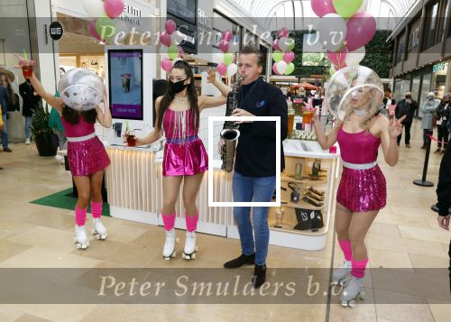 Amstelveen 27 mei 2021
Opening Yoyo tea bar van Rachel Hazes in winkelcentrum Amstelveen.
Andre Hazes zijn vriendinSarah v Soelen en haar ouders zijn ook aanwezig.