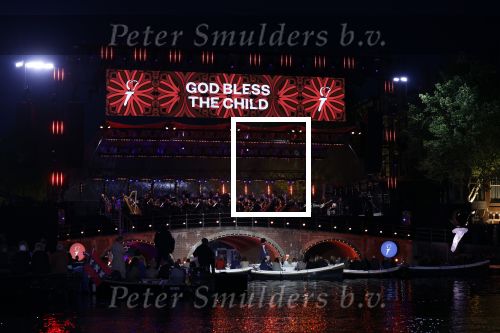 Amsterdam 5 mei 2022
5 mei concert op de amstel bij Carre met oa aanwezig Koning Willem Alexander en Koningin Maxima .