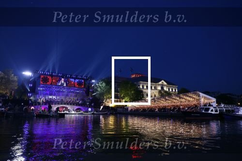 Amsterdam 5 mei 2022
5 mei concert op de amstel bij Carre met oa aanwezig Koning Willem Alexander en Koningin Maxima .