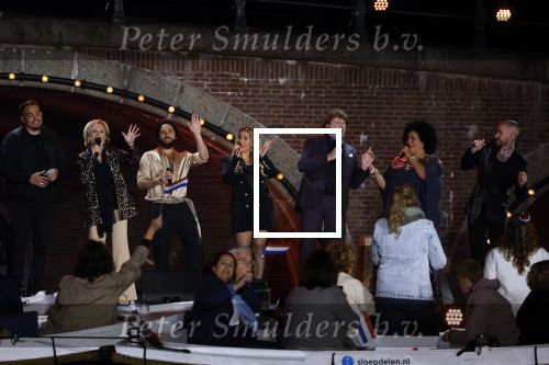 Amsterdam 5 mei 2022
5 mei concert op de amstel bij Carre met oa aanwezig Koning Willem Alexander en Koningin Maxima .
Freska Tania Kross Anita Meyer Merijn v Haren Ella v Doucke Wasim Arslan en Eric Corton