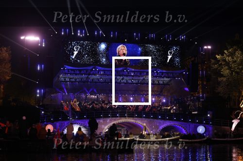 Amsterdam 5 mei 2022
5 mei concert op de amstel bij Carre met oa aanwezig Koning Willem Alexander en Koningin Maxima .