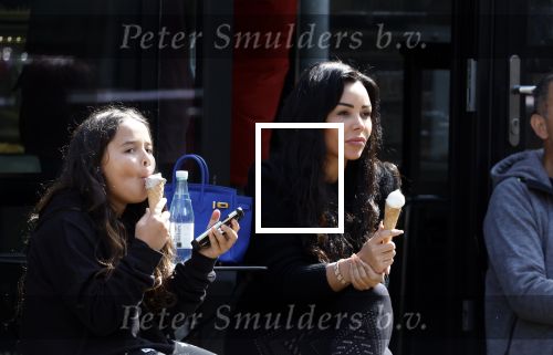 Amsterdam 11 april 2022
Amanda Balk met haar dochter Vegas ijsje eten en winkelen op de cornelis schuytstraat