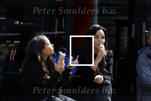 Amsterdam 11 april 2022
Amanda Balk met haar dochter Vegas ijsje eten en winkelen op de cornelis schuytstraat