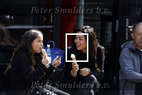 Amsterdam 11 april 2022
Amanda Balk met haar dochter Vegas ijsje eten en winkelen op de cornelis schuytstraat