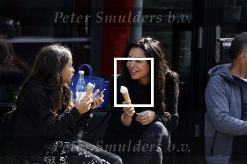 Amsterdam 11 april 2022
Amanda Balk met haar dochter Vegas ijsje eten en winkelen op de cornelis schuytstraat