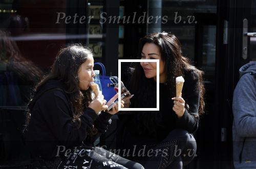 Amsterdam 11 april 2022
Amanda Balk met haar dochter Vegas ijsje eten en winkelen op de cornelis schuytstraat