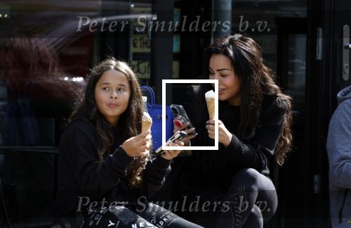 Amsterdam 11 april 2022
Amanda Balk met haar dochter Vegas ijsje eten en winkelen op de cornelis schuytstraat