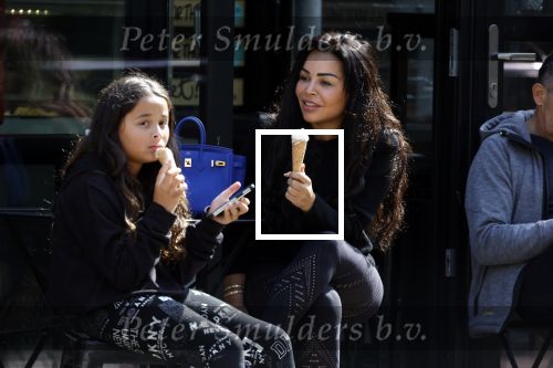 Amsterdam 11 april 2022
Amanda Balk met haar dochter Vegas ijsje eten en winkelen op de cornelis schuytstraat