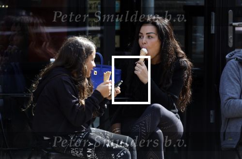 Amsterdam 11 april 2022
Amanda Balk met haar dochter Vegas ijsje eten en winkelen op de cornelis schuytstraat