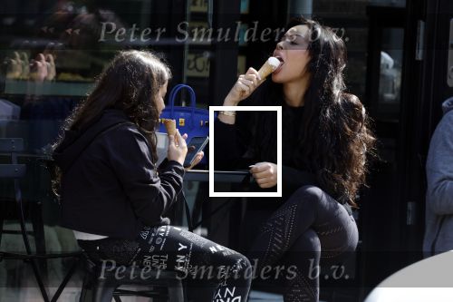 Amsterdam 11 april 2022
Amanda Balk met haar dochter Vegas ijsje eten en winkelen op de cornelis schuytstraat