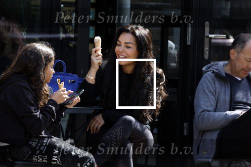 Amsterdam 11 april 2022
Amanda Balk met haar dochter Vegas ijsje eten en winkelen op de cornelis schuytstraat