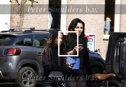 Amsterdam 11 april 2022
Amanda Balk met haar dochter Vegas ijsje eten en winkelen op de cornelis schuytstraat