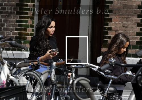 Amsterdam 11 april 2022
Amanda Balk met haar dochter Vegas ijsje eten en winkelen op de cornelis schuytstraat