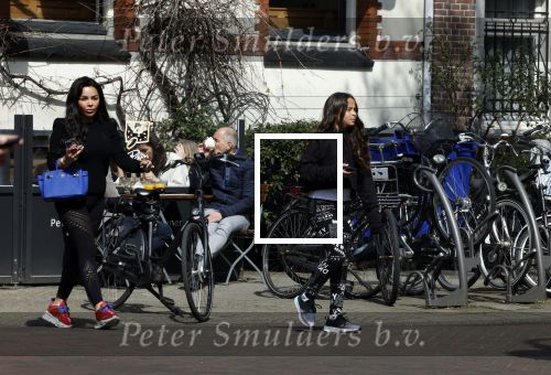Amsterdam 11 april 2022
Amanda Balk met haar dochter Vegas ijsje eten en winkelen op de cornelis schuytstraat