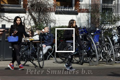 Amsterdam 11 april 2022
Amanda Balk met haar dochter Vegas ijsje eten en winkelen op de cornelis schuytstraat