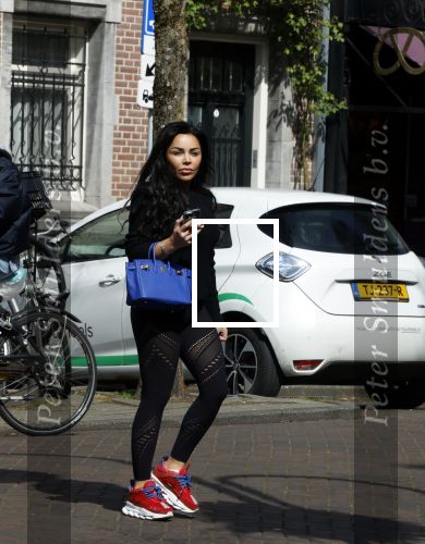 Amsterdam 11 april 2022
Amanda Balk met haar dochter Vegas ijsje eten en winkelen op de cornelis schuytstraat