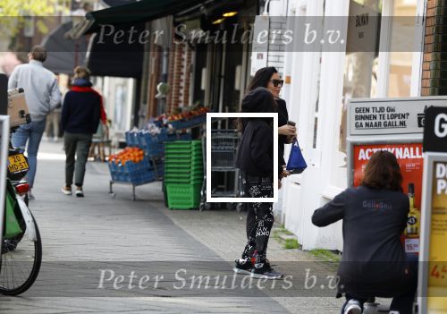Amsterdam 11 april 2022
Amanda Balk met haar dochter Vegas ijsje eten en winkelen op de cornelis schuytstraat