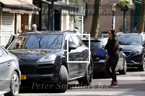 Amsterdam 11 april 2022
Amanda Balk met haar dochter Vegas ijsje eten en winkelen op de cornelis schuytstraat