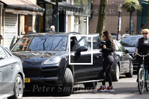 Amsterdam 11 april 2022
Amanda Balk met haar dochter Vegas ijsje eten en winkelen op de cornelis schuytstraat