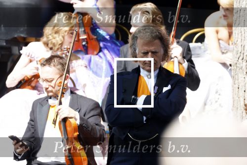 Maastricht 27 april 2022
Koningsdag wordt dit jaar in Maastricht gevierd . Aanwezig Koning Willem Alexander Koningin Maxima Prinses Amalia Prinses Alexia Prinses Ariane Prins Constantijn Prinses Laurentien Prins Maurits Prinses Marilene Prins Bernhard Prinses Annette Prins Floris Prinses Aimee Prins Pieter Christiaan en Prinses Annette. Andre Rieu