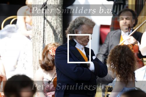Maastricht 27 april 2022
Koningsdag wordt dit jaar in Maastricht gevierd . Aanwezig Koning Willem Alexander Koningin Maxima Prinses Amalia Prinses Alexia Prinses Ariane Prins Constantijn Prinses Laurentien Prins Maurits Prinses Marilene Prins Bernhard Prinses Annette Prins Floris Prinses Aimee Prins Pieter Christiaan en Prinses Annette. Andre Rieu