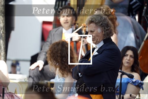 Maastricht 27 april 2022
Koningsdag wordt dit jaar in Maastricht gevierd . Aanwezig Koning Willem Alexander Koningin Maxima Prinses Amalia Prinses Alexia Prinses Ariane Prins Constantijn Prinses Laurentien Prins Maurits Prinses Marilene Prins Bernhard Prinses Annette Prins Floris Prinses Aimee Prins Pieter Christiaan en Prinses Annette. Andre Rieu