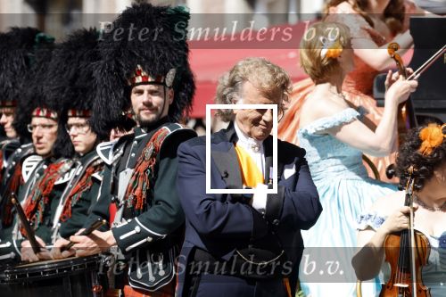 Maastricht 27 april 2022
Koningsdag wordt dit jaar in Maastricht gevierd . Aanwezig Koning Willem Alexander Koningin Maxima Prinses Amalia Prinses Alexia Prinses Ariane Prins Constantijn Prinses Laurentien Prins Maurits Prinses Marilene Prins Bernhard Prinses Annette Prins Floris Prinses Aimee Prins Pieter Christiaan en Prinses Annette. Andre Rieu