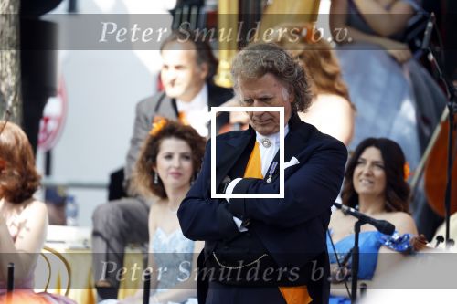 Maastricht 27 april 2022
Koningsdag wordt dit jaar in Maastricht gevierd . Aanwezig Koning Willem Alexander Koningin Maxima Prinses Amalia Prinses Alexia Prinses Ariane Prins Constantijn Prinses Laurentien Prins Maurits Prinses Marilene Prins Bernhard Prinses Annette Prins Floris Prinses Aimee Prins Pieter Christiaan en Prinses Annette. Andre Rieu