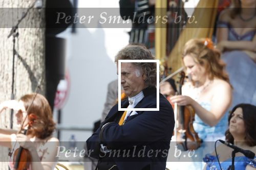 Maastricht 27 april 2022
Koningsdag wordt dit jaar in Maastricht gevierd . Aanwezig Koning Willem Alexander Koningin Maxima Prinses Amalia Prinses Alexia Prinses Ariane Prins Constantijn Prinses Laurentien Prins Maurits Prinses Marilene Prins Bernhard Prinses Annette Prins Floris Prinses Aimee Prins Pieter Christiaan en Prinses Annette. Andre Rieu
