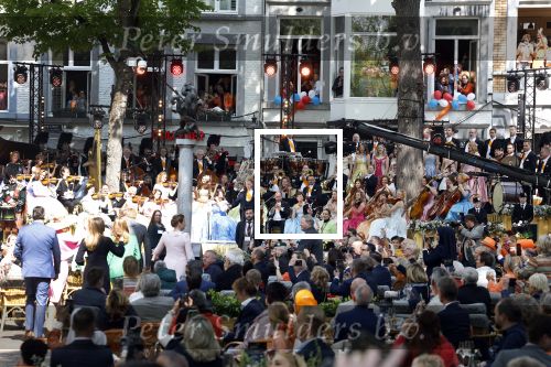 Maastricht 27 april 2022
Koningsdag wordt dit jaar in Maastricht gevierd . Aanwezig Koning Willem Alexander Koningin Maxima Prinses Amalia Prinses Alexia Prinses Ariane Prins Constantijn Prinses Laurentien Prins Maurits Prinses Marilene Prins Bernhard Prinses Annette Prins Floris Prinses Aimee Prins Pieter Christiaan en Prinses Annette. Andre Rieu