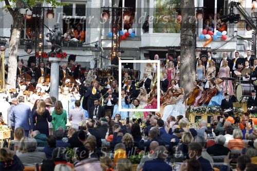 Maastricht 27 april 2022
Koningsdag wordt dit jaar in Maastricht gevierd . Aanwezig Koning Willem Alexander Koningin Maxima Prinses Amalia Prinses Alexia Prinses Ariane Prins Constantijn Prinses Laurentien Prins Maurits Prinses Marilene Prins Bernhard Prinses Annette Prins Floris Prinses Aimee Prins Pieter Christiaan en Prinses Annette. Andre Rieu