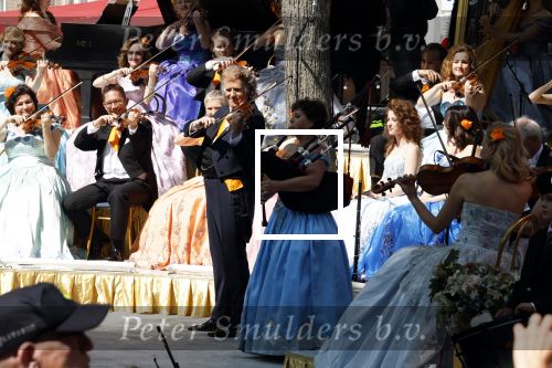 Maastricht 27 april 2022
Koningsdag wordt dit jaar in Maastricht gevierd . Aanwezig Koning Willem Alexander Koningin Maxima Prinses Amalia Prinses Alexia Prinses Ariane Prins Constantijn Prinses Laurentien Prins Maurits Prinses Marilene Prins Bernhard Prinses Annette Prins Floris Prinses Aimee Prins Pieter Christiaan en Prinses Annette. Andre Rieu