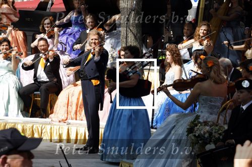 Maastricht 27 april 2022
Koningsdag wordt dit jaar in Maastricht gevierd . Aanwezig Koning Willem Alexander Koningin Maxima Prinses Amalia Prinses Alexia Prinses Ariane Prins Constantijn Prinses Laurentien Prins Maurits Prinses Marilene Prins Bernhard Prinses Annette Prins Floris Prinses Aimee Prins Pieter Christiaan en Prinses Annette. Andre Rieu