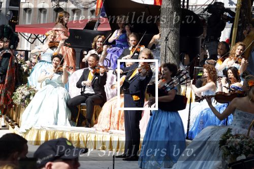 Maastricht 27 april 2022
Koningsdag wordt dit jaar in Maastricht gevierd . Aanwezig Koning Willem Alexander Koningin Maxima Prinses Amalia Prinses Alexia Prinses Ariane Prins Constantijn Prinses Laurentien Prins Maurits Prinses Marilene Prins Bernhard Prinses Annette Prins Floris Prinses Aimee Prins Pieter Christiaan en Prinses Annette. Andre Rieu