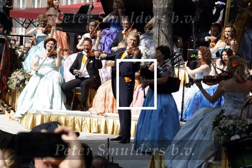 Maastricht 27 april 2022
Koningsdag wordt dit jaar in Maastricht gevierd . Aanwezig Koning Willem Alexander Koningin Maxima Prinses Amalia Prinses Alexia Prinses Ariane Prins Constantijn Prinses Laurentien Prins Maurits Prinses Marilene Prins Bernhard Prinses Annette Prins Floris Prinses Aimee Prins Pieter Christiaan en Prinses Annette. Andre Rieu
