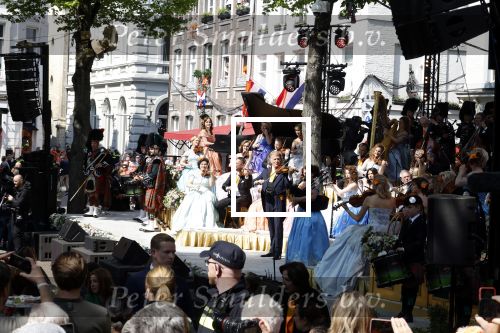 Maastricht 27 april 2022
Koningsdag wordt dit jaar in Maastricht gevierd . Aanwezig Koning Willem Alexander Koningin Maxima Prinses Amalia Prinses Alexia Prinses Ariane Prins Constantijn Prinses Laurentien Prins Maurits Prinses Marilene Prins Bernhard Prinses Annette Prins Floris Prinses Aimee Prins Pieter Christiaan en Prinses Annette. Andre Rieu