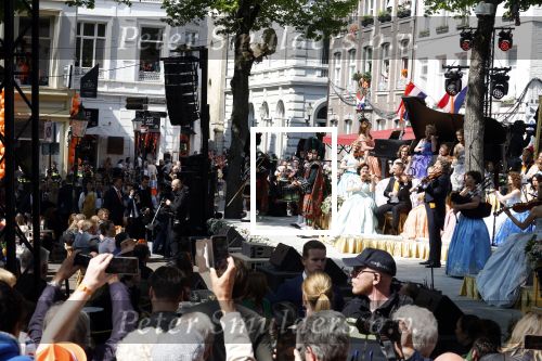 Maastricht 27 april 2022
Koningsdag wordt dit jaar in Maastricht gevierd . Aanwezig Koning Willem Alexander Koningin Maxima Prinses Amalia Prinses Alexia Prinses Ariane Prins Constantijn Prinses Laurentien Prins Maurits Prinses Marilene Prins Bernhard Prinses Annette Prins Floris Prinses Aimee Prins Pieter Christiaan en Prinses Annette. Andre Rieu