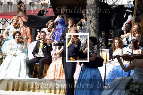 Maastricht 27 april 2022
Koningsdag wordt dit jaar in Maastricht gevierd . Aanwezig Koning Willem Alexander Koningin Maxima Prinses Amalia Prinses Alexia Prinses Ariane Prins Constantijn Prinses Laurentien Prins Maurits Prinses Marilene Prins Bernhard Prinses Annette Prins Floris Prinses Aimee Prins Pieter Christiaan en Prinses Annette. Andre Rieu
