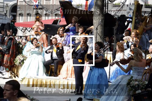 Maastricht 27 april 2022
Koningsdag wordt dit jaar in Maastricht gevierd . Aanwezig Koning Willem Alexander Koningin Maxima Prinses Amalia Prinses Alexia Prinses Ariane Prins Constantijn Prinses Laurentien Prins Maurits Prinses Marilene Prins Bernhard Prinses Annette Prins Floris Prinses Aimee Prins Pieter Christiaan en Prinses Annette. Andre Rieu